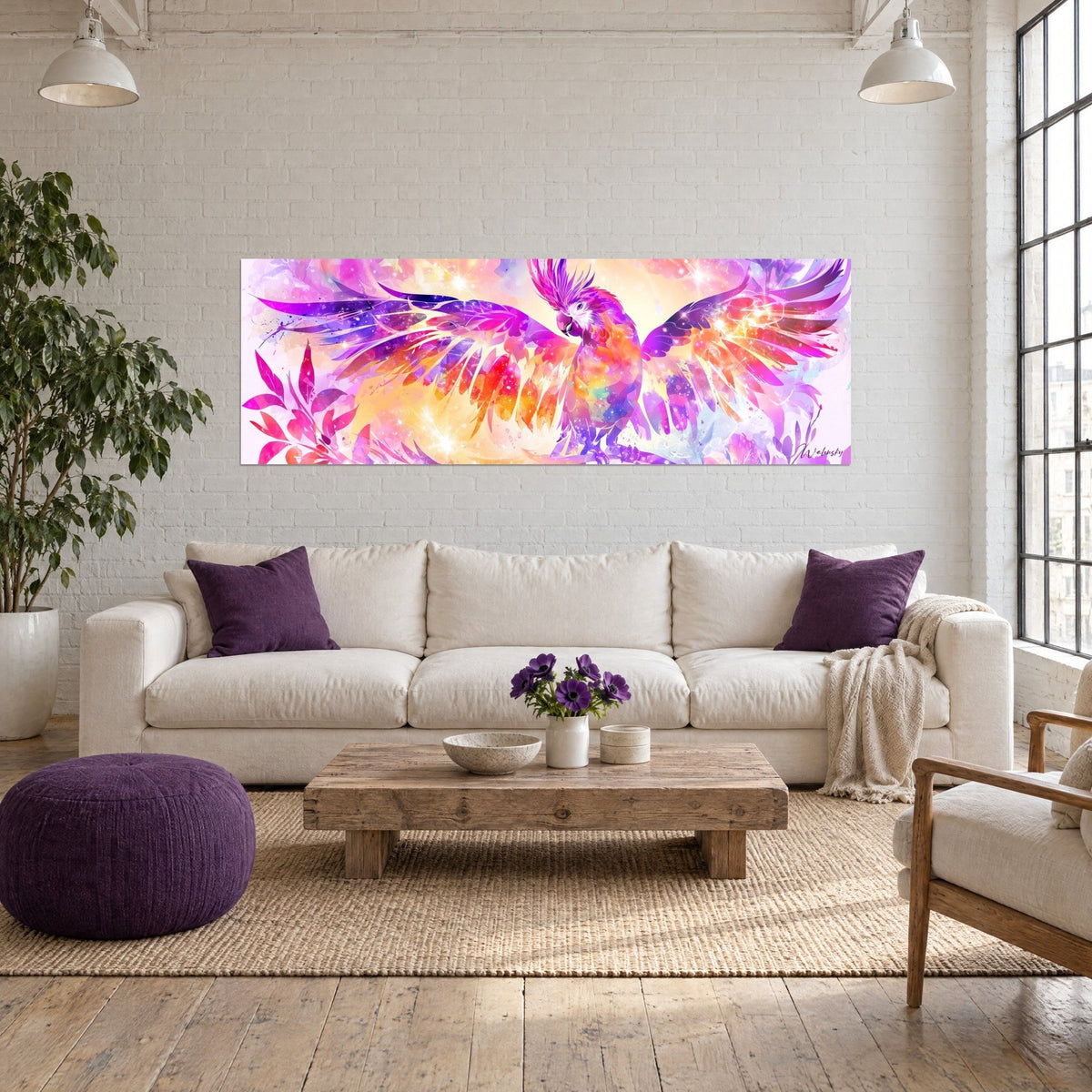 Quadro pappagallo con le ali spiegate, piume viola e rosa, riflessi arancio, sopra un divano in un soggiorno luminoso