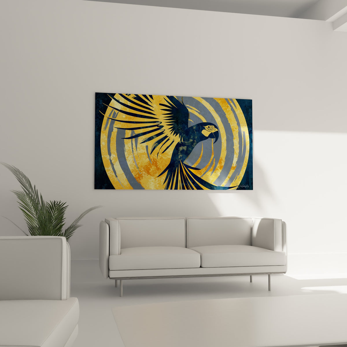 Silhouette d'un perroquet bleu nuit et jaune ocre suspendue au-dessus d'un canapé dans un salon lumineux