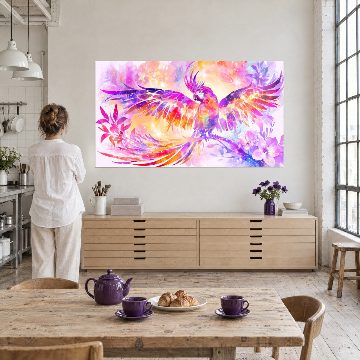Tableau volatile aux ailes d'aquarelle violette et corail, étincelles blanches, face à une table de cuisine en bois, loft lumineux