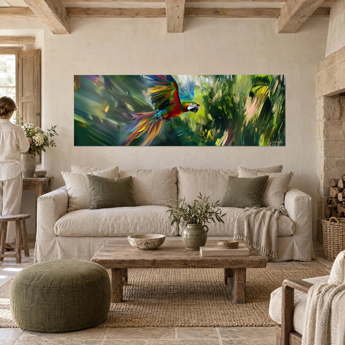 Gemälde eines ausgebreiteten Aras mit roten, gelben und blauen Federn vor grünem Dschungelhintergrund, über einem Sofa in einem hellen Wohnzimmer