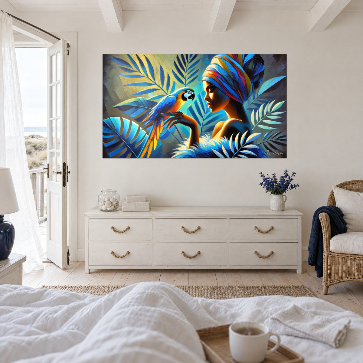 Tableau oiseau exotique au plumage azur et orangé près d'un visage de profil, fond vert doré, au-dessus d'un lit dans une chambre claire