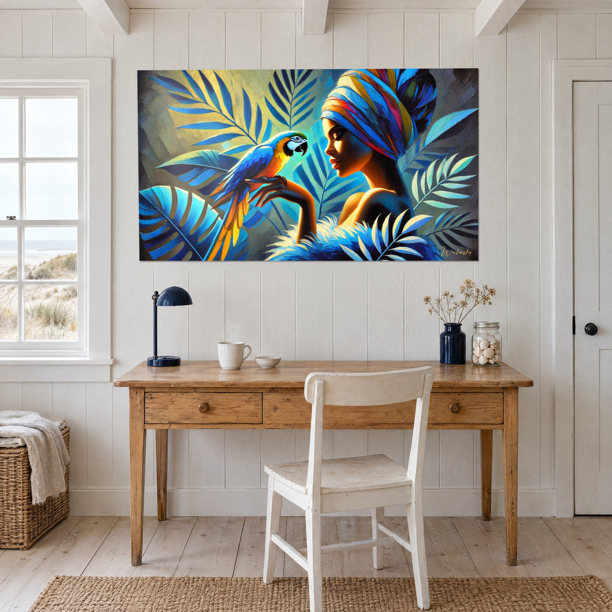 Tableau perroquet bleu et jaune, dentelle de plumes blanches et feuillages cobalt, accroché au-dessus d'un bureau en bois clair