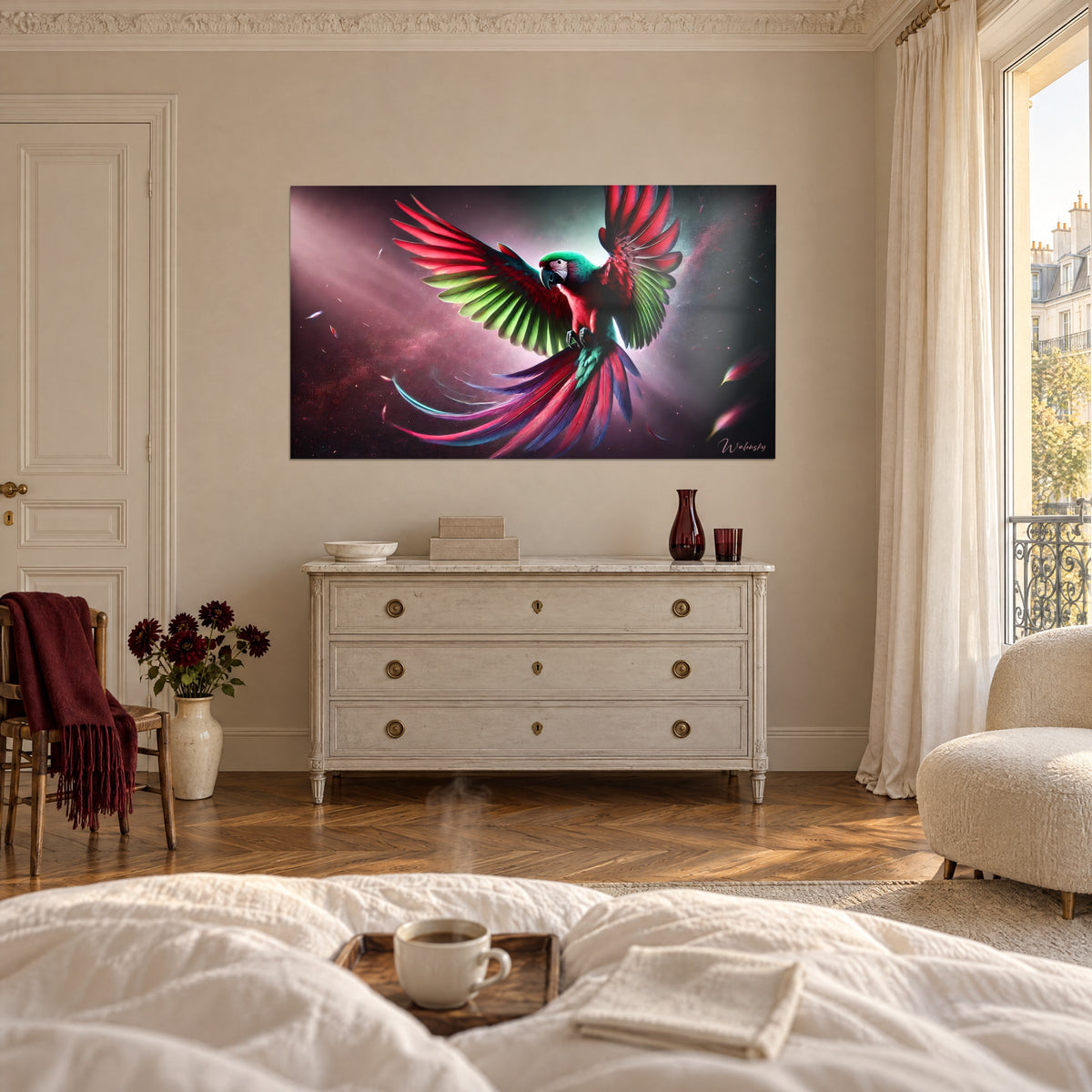 Cuadro ave escarlata con plumas de vuelo verde manzana y cola rosa ondulante, encima de una cama en un dormitorio luminoso