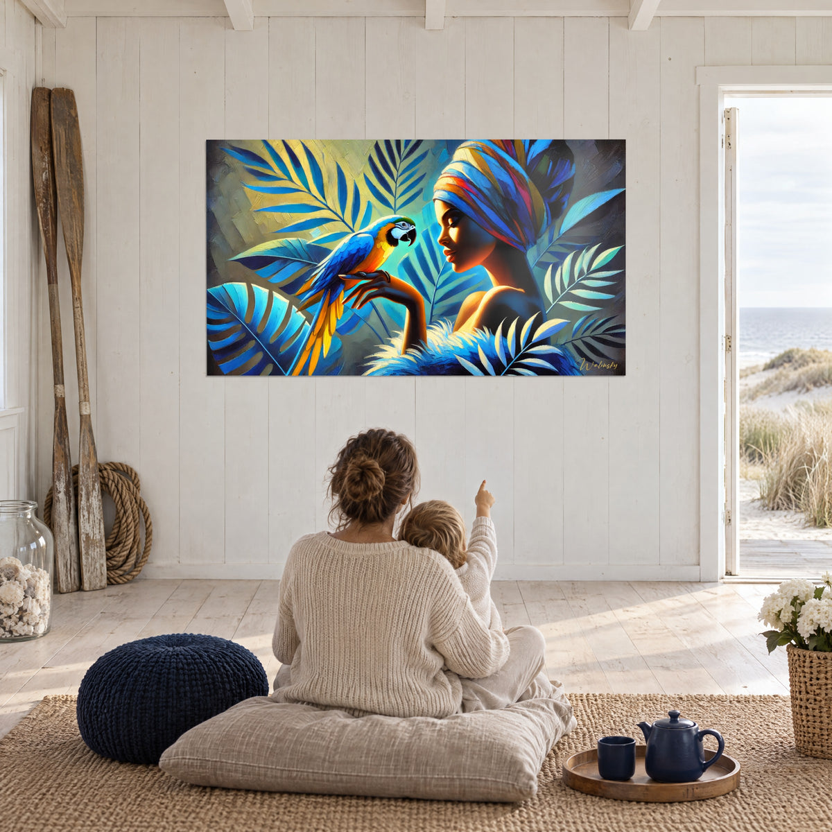 Tableau jungle stylisée, ara azur et ocre devant une femme au turban rayé, palmes turquoise, dans un séjour face aux dunes