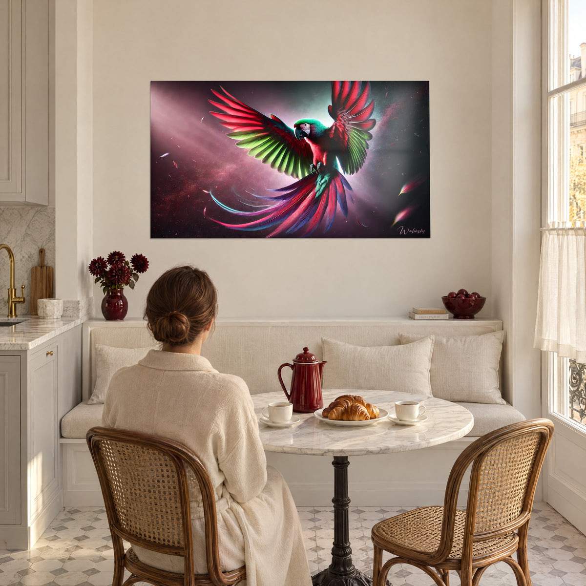 Cuadro guacamayo púrpura y verde lima con alas abiertas sobre un cielo malva polvoriento, frente a una mesa de desayuno