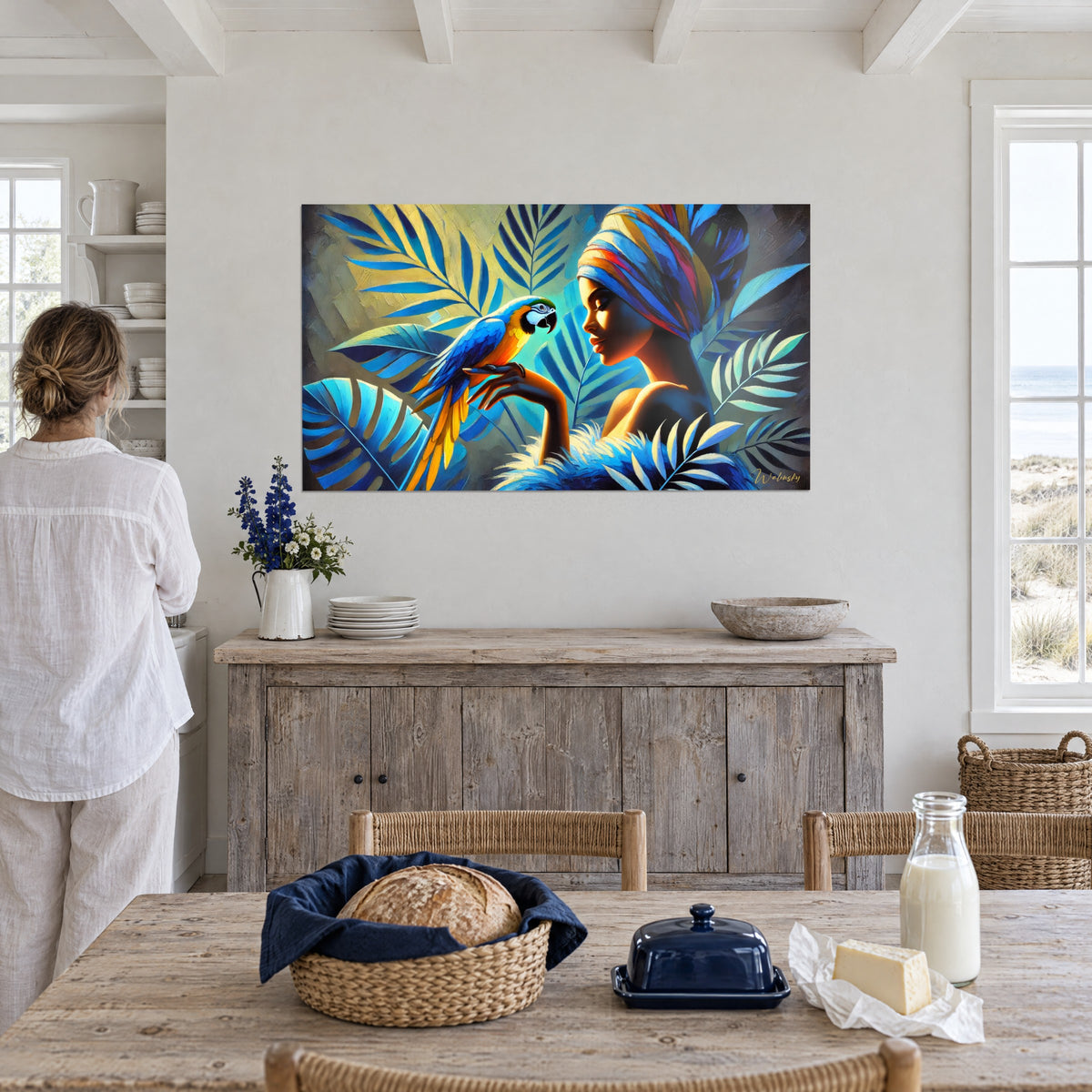 Tableau femme au turban multicolore tendant la main à un ara, palmes bleu cobalt et vert tilleul, mur blanc face à la mer