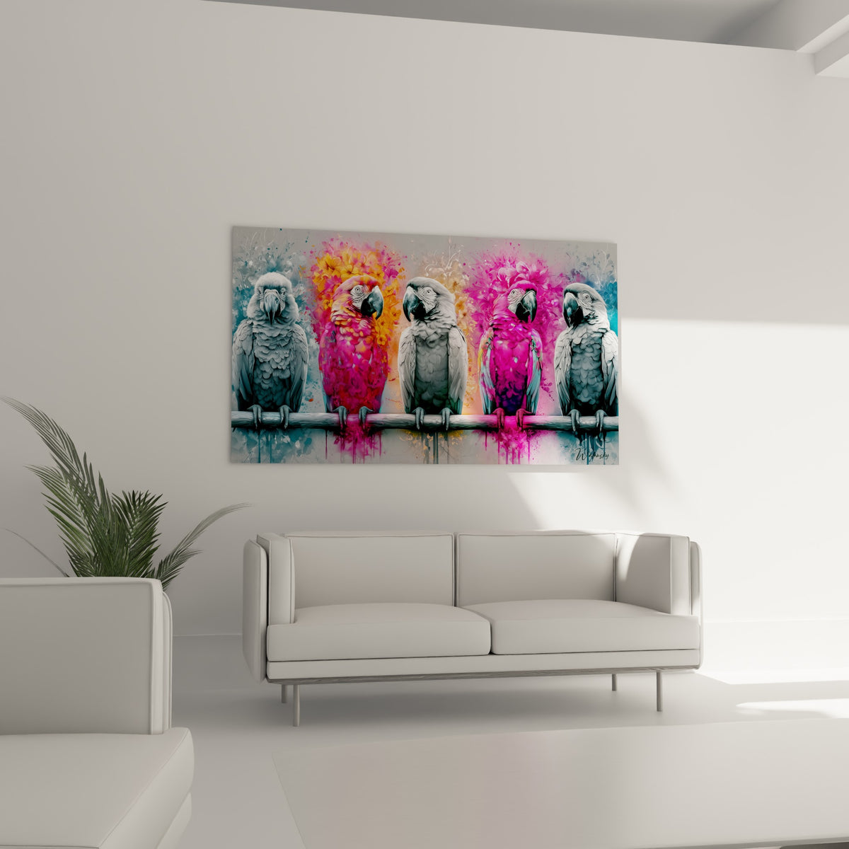 Perroquets colorés en niveaux de gris et rose vif au-dessus d'un canapé dans un salon lumineux