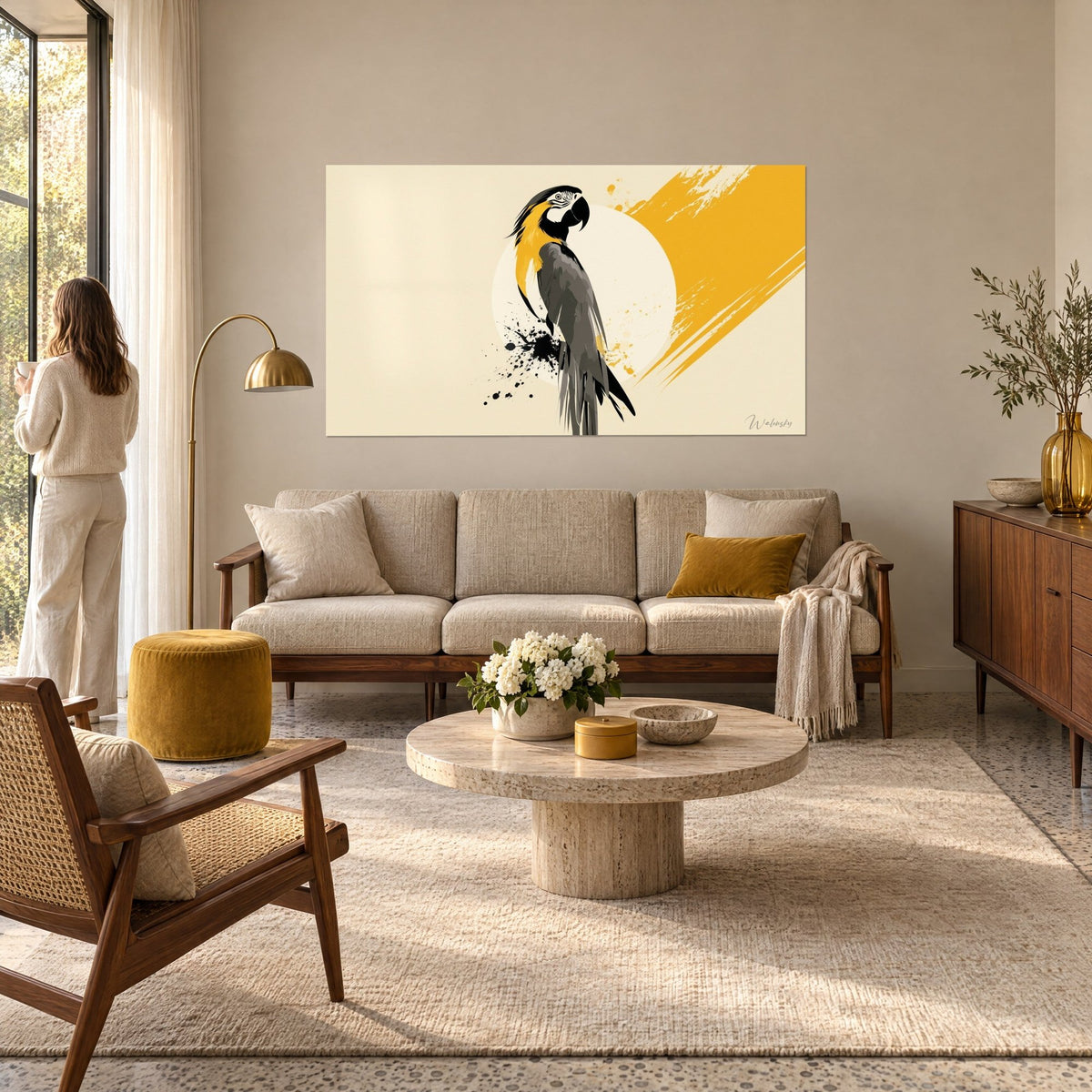 Gemälde eines auf einer Stange sitzenden Graupapageis mit schwarzem Schnabel im Profil, graues Gefieder und Tintenspritzer, gelbe Sonne, über einem Sofa in einem hellen Wohnzimmer