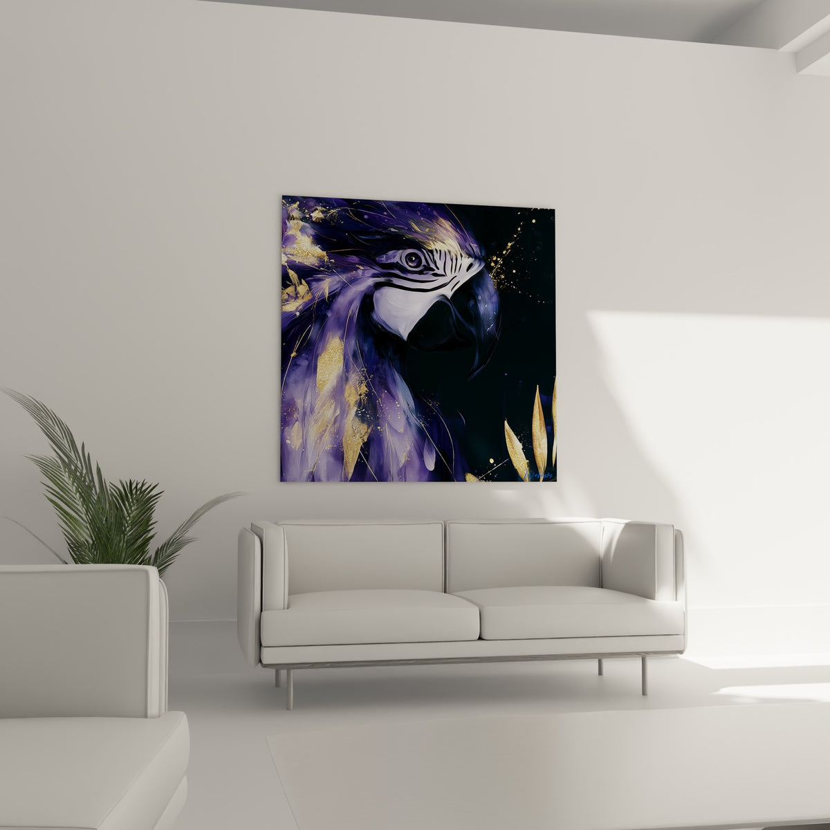 Oiseau violet et anthracite paré d'éclats or, placé au-dessus d'un canapé dans un salon lumineux