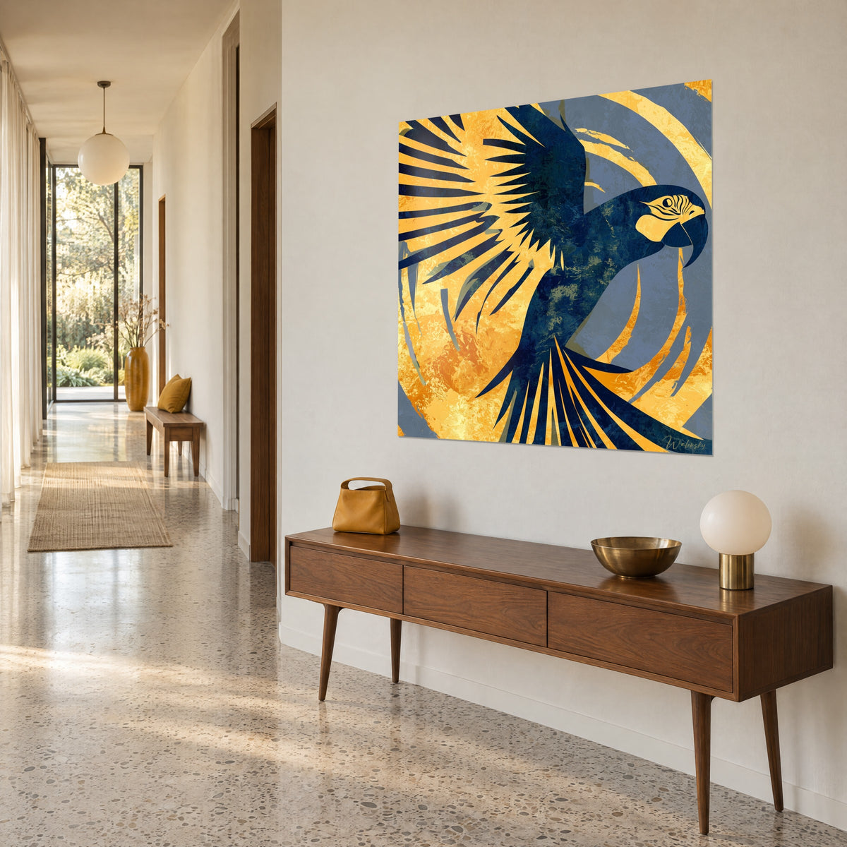 Tableau oiseau tropical aux plumes en lames bleu nuit sur éclats dorés et gris-bleu, au-dessus d'un buffet en bois, couloir lumineux