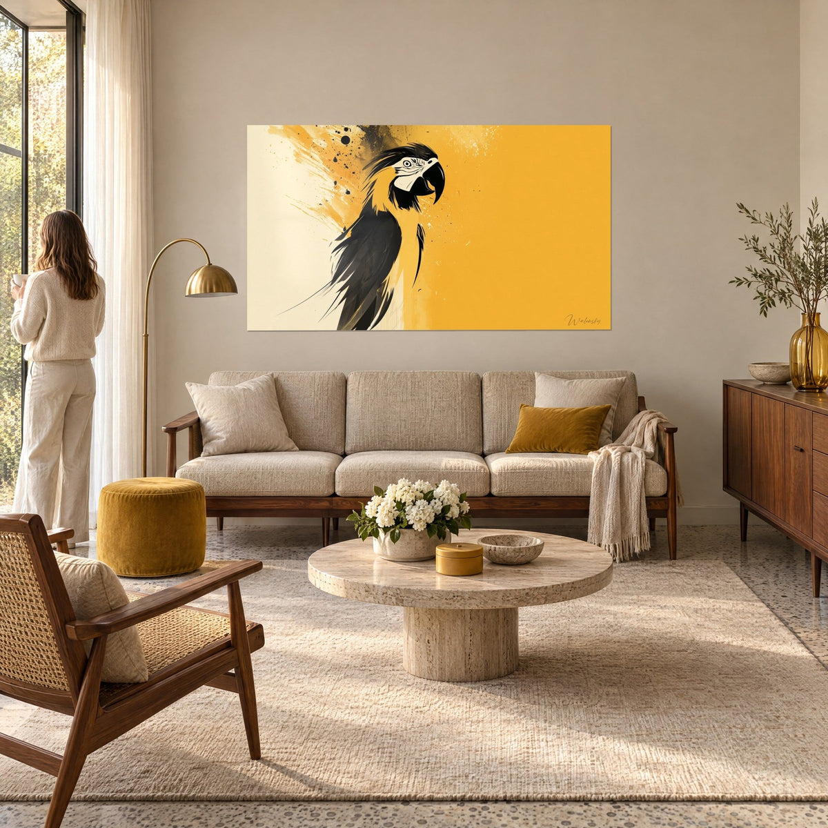Gemälde Papagei Ara mit schwarzem Schnabel auf senfgelbem Hintergrund, Tintenspritzer, über einem Sofa in einem hellen Wohnzimmer