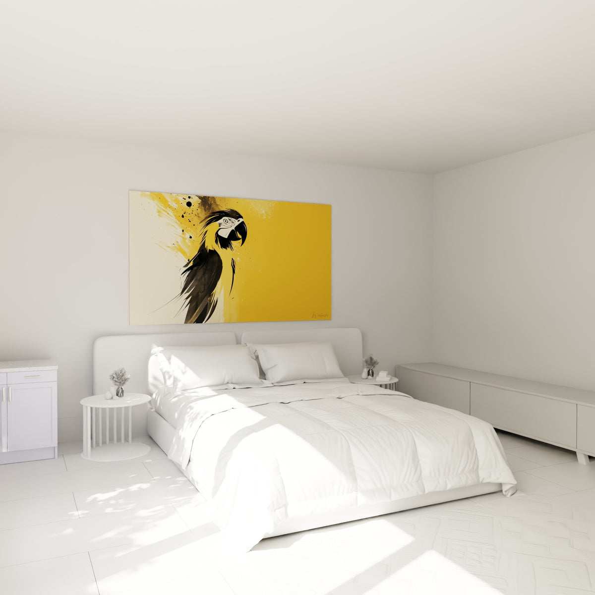 Oiseau anthracite et jaune moutarde traité à l'encre, accroché au-dessus d'un lit dans une chambre claire
