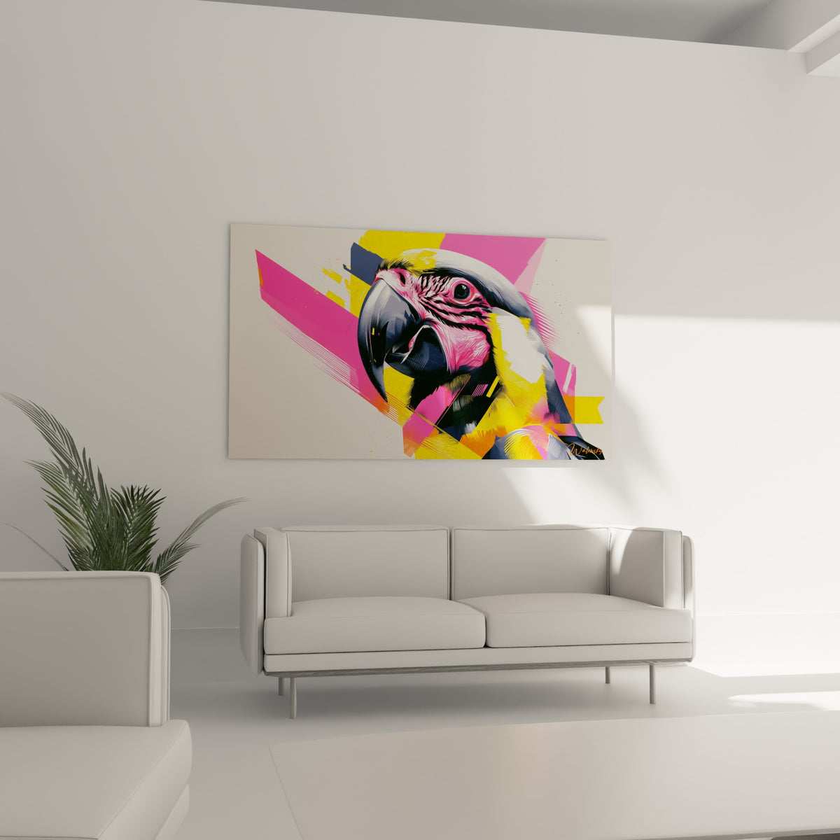 Tête de perroquet graphique en anthracite et rose accrochée au-dessus d'un canapé dans un salon lumineux