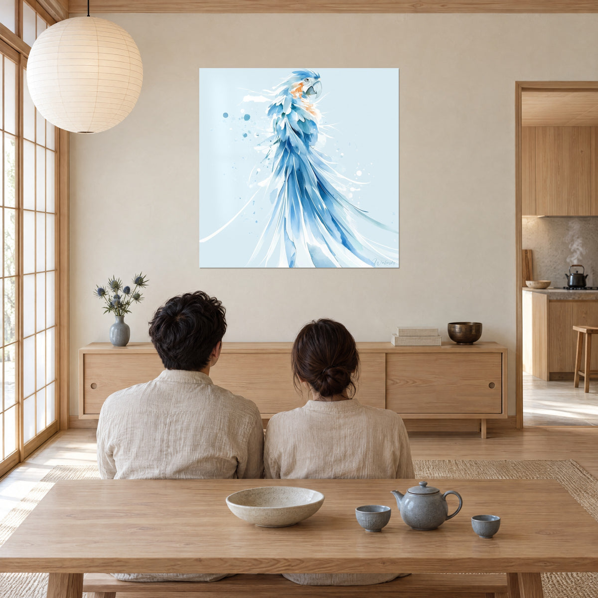 Tableau ara de profil aux plumes azur dégradées et gouttes bleu-vert, fond bleu pâle, couple de dos au salon, table basse en bois
