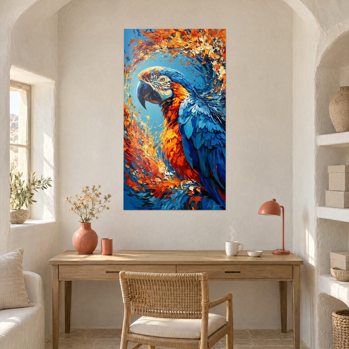 Tableau portrait de perroquet en pâte épaisse bleu roi et jaune doré, au-dessus d'un bureau en bois clair, lampe corail