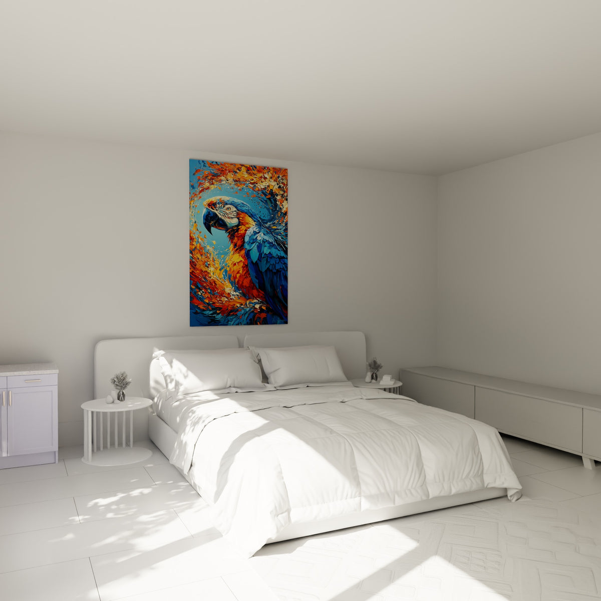 Perroquet bleu et orange en pleine explosion de plumes, accroché au-dessus d'un lit dans une chambre claire