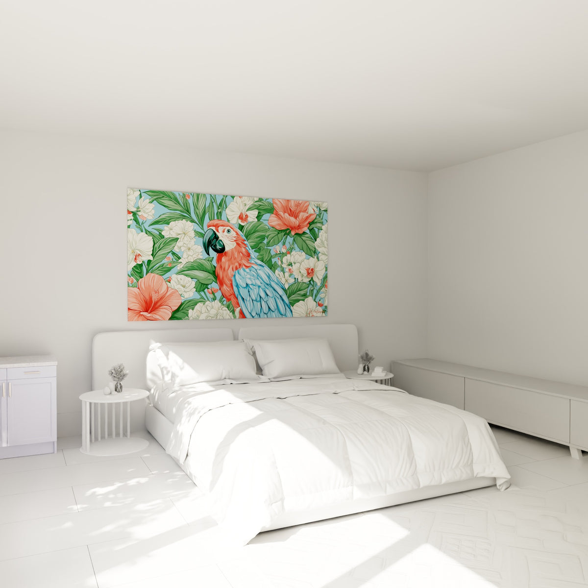 Perroquet rouge et bleu pastel entouré de fleurs corail, au-dessus d'un lit dans une chambre claire