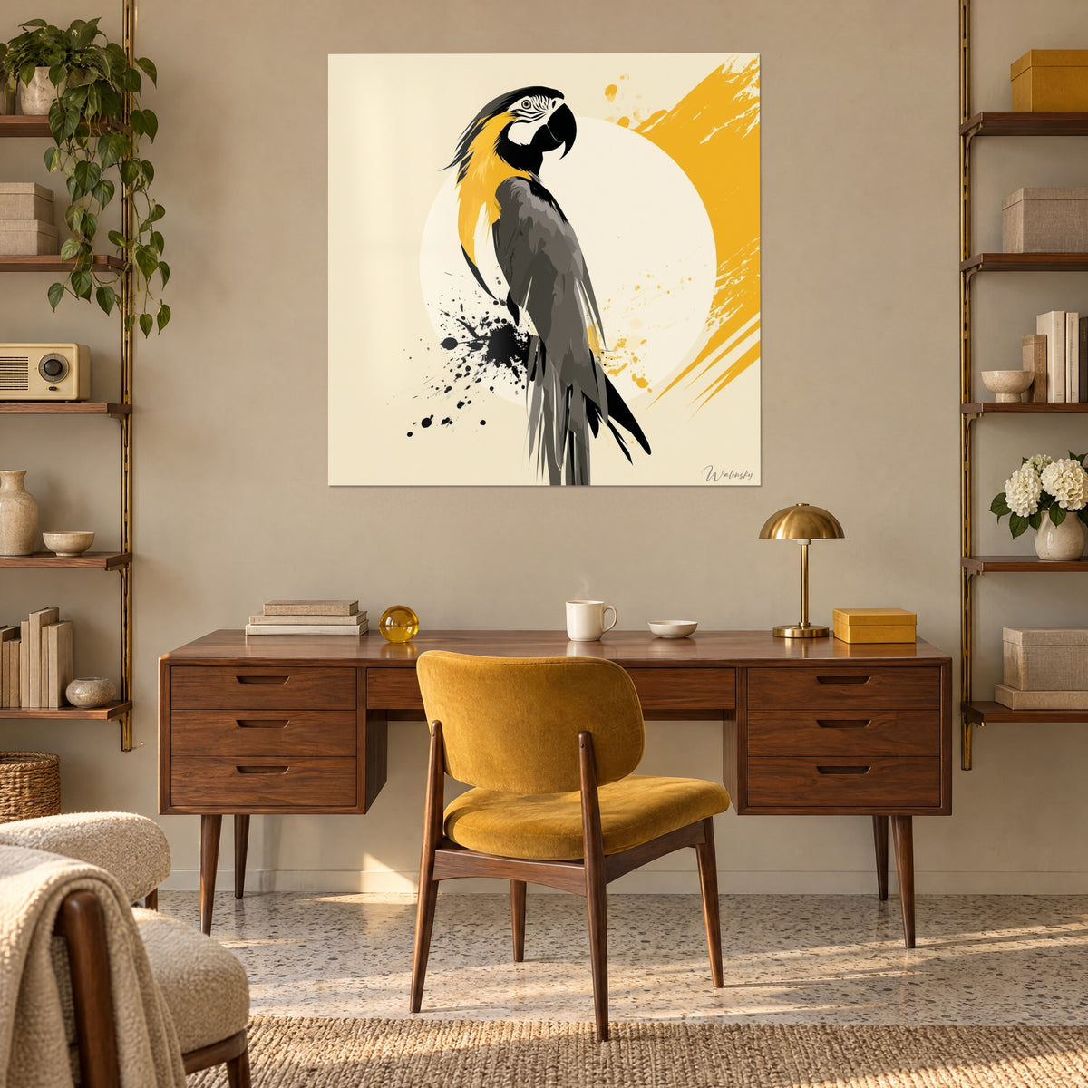 Tableau perruche géante en encre grise et dorée sur beige, accroché au-dessus d'un bureau en noyer et d'un fauteuil moutarde, étagères et lampe laiton