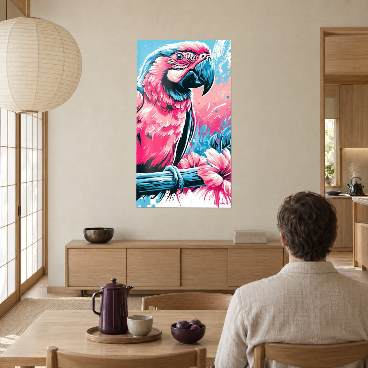 Tableau grand perroquet en pop art corail et cyan, éclaboussures de peinture en fond, face à un homme attablé de dos près d'une fenêtre