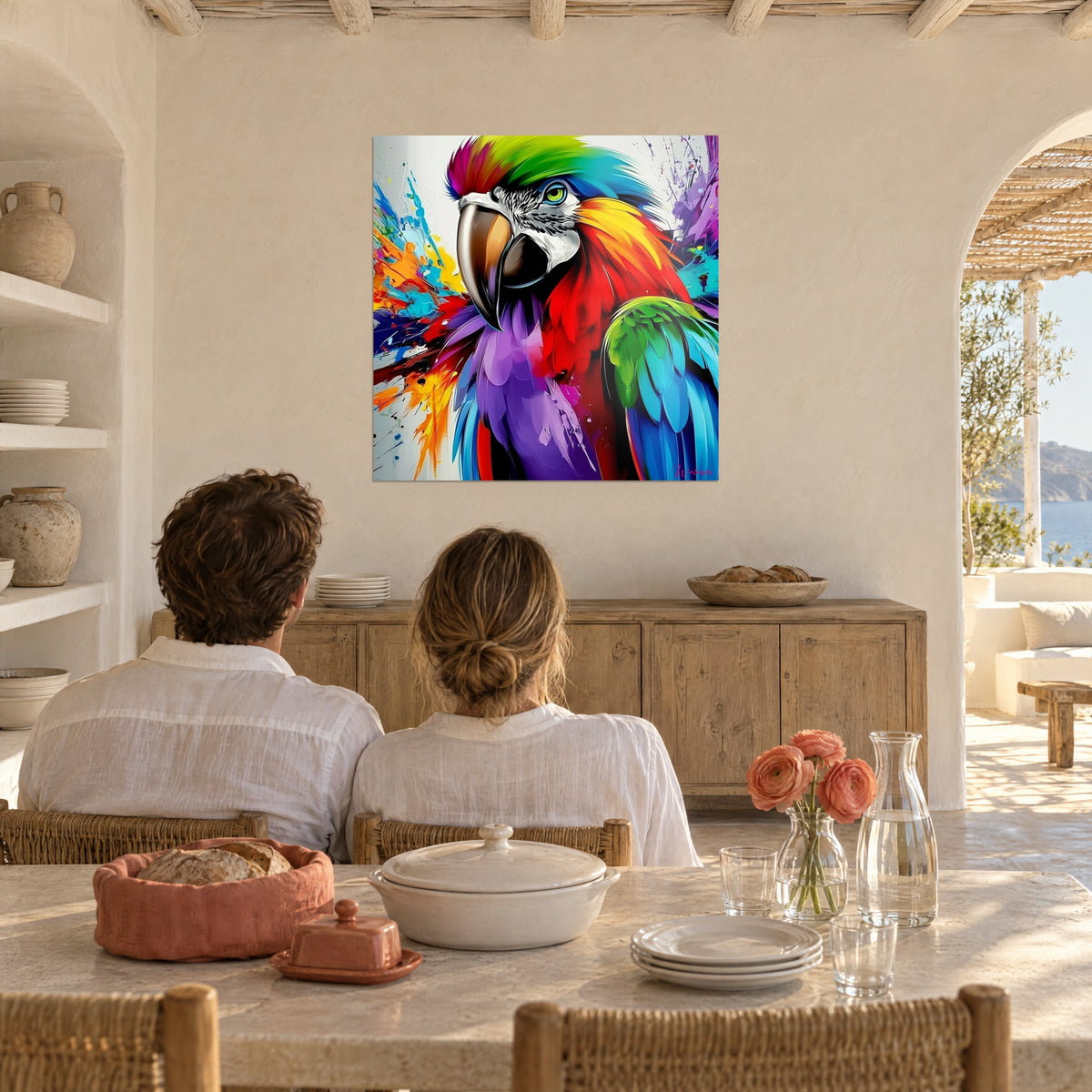 Tableau macaw à la crête verte et rose, éclaboussures jaunes et turquoise, face à un couple installé dans un séjour blanc