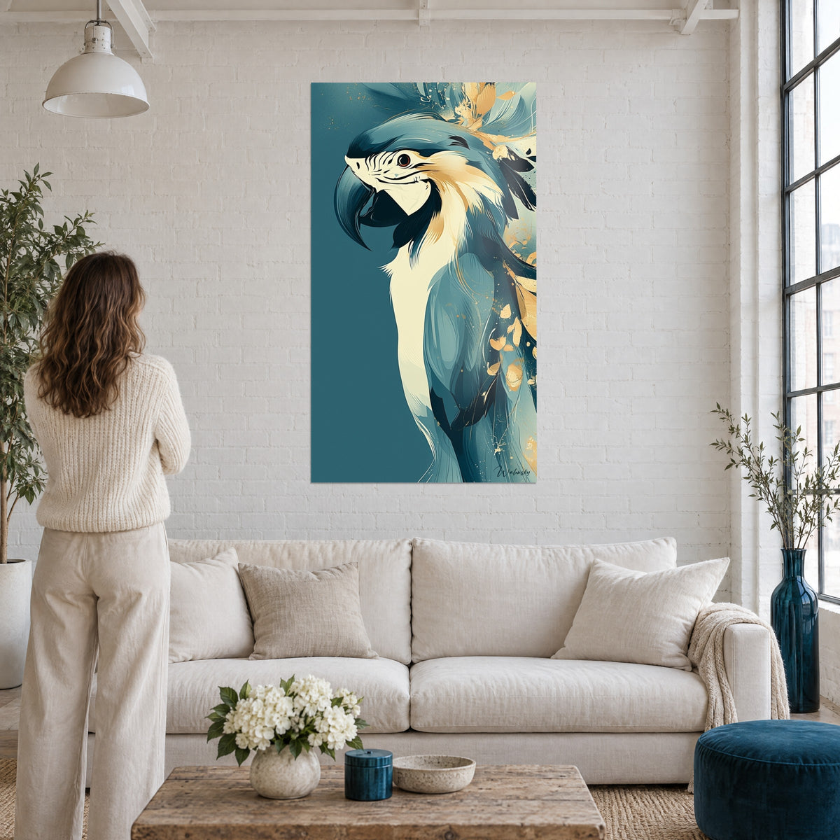 Gemälde Ara im Profil, petrolblaues und cremefarbenes Gefieder mit goldenen Glanzlichtern, über einem Sofa in einem hellen Wohnzimmer