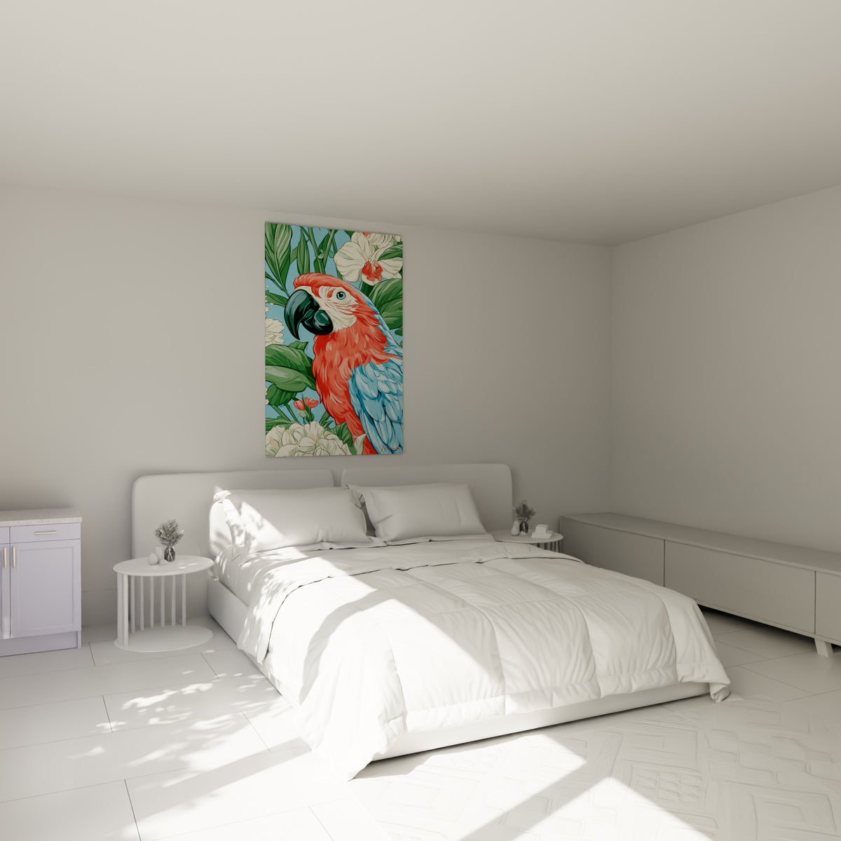 Ara rouge et bleu au regard perçant, feuillage tropical vert, accroché au-dessus d'un lit dans une chambre claire