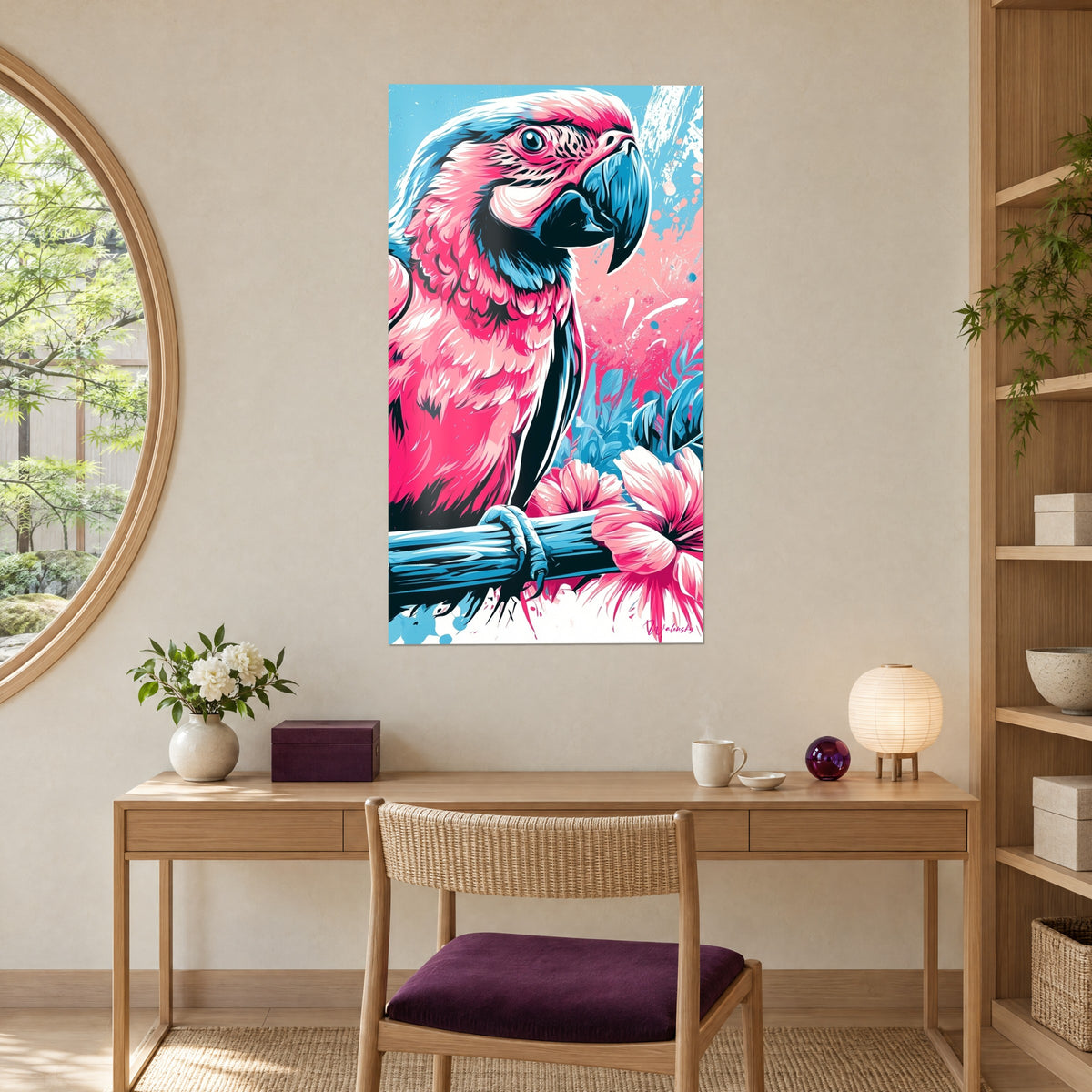 Tableau ara au bec courbe bleu nuit et plumes framboise, branche épaisse et hibiscus roses, mur crème au-dessus d'un bureau en bois clair