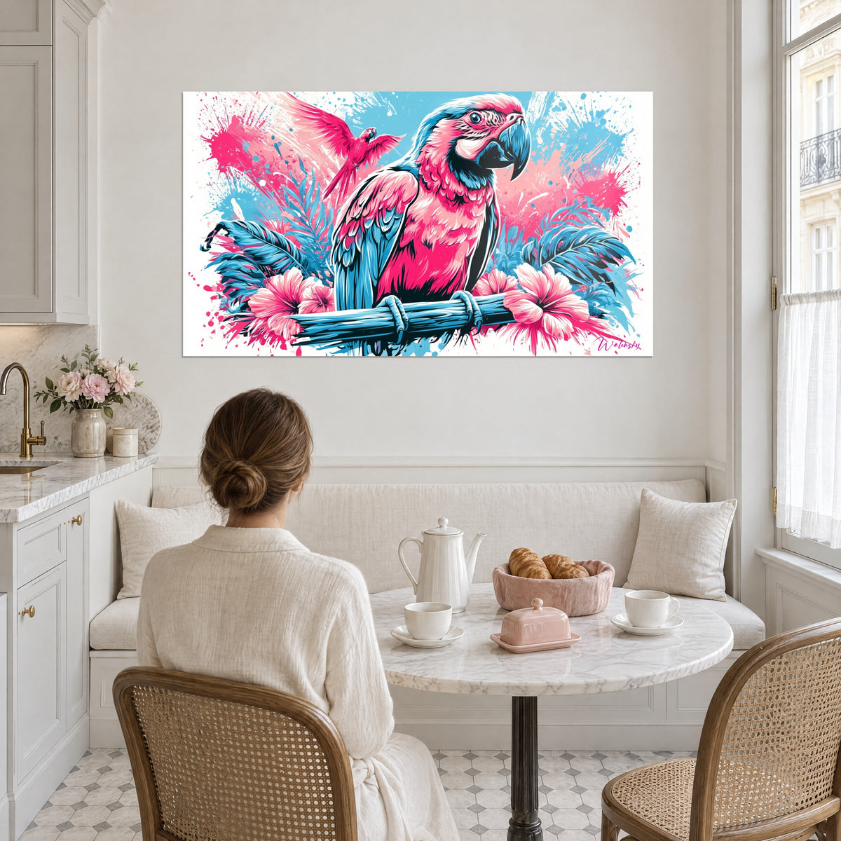 Tableau portrait d'un ara fuchsia au bec bleu pétrole, feuilles de palmier turquoise et éclats de peinture, mur blanc d'une cuisine