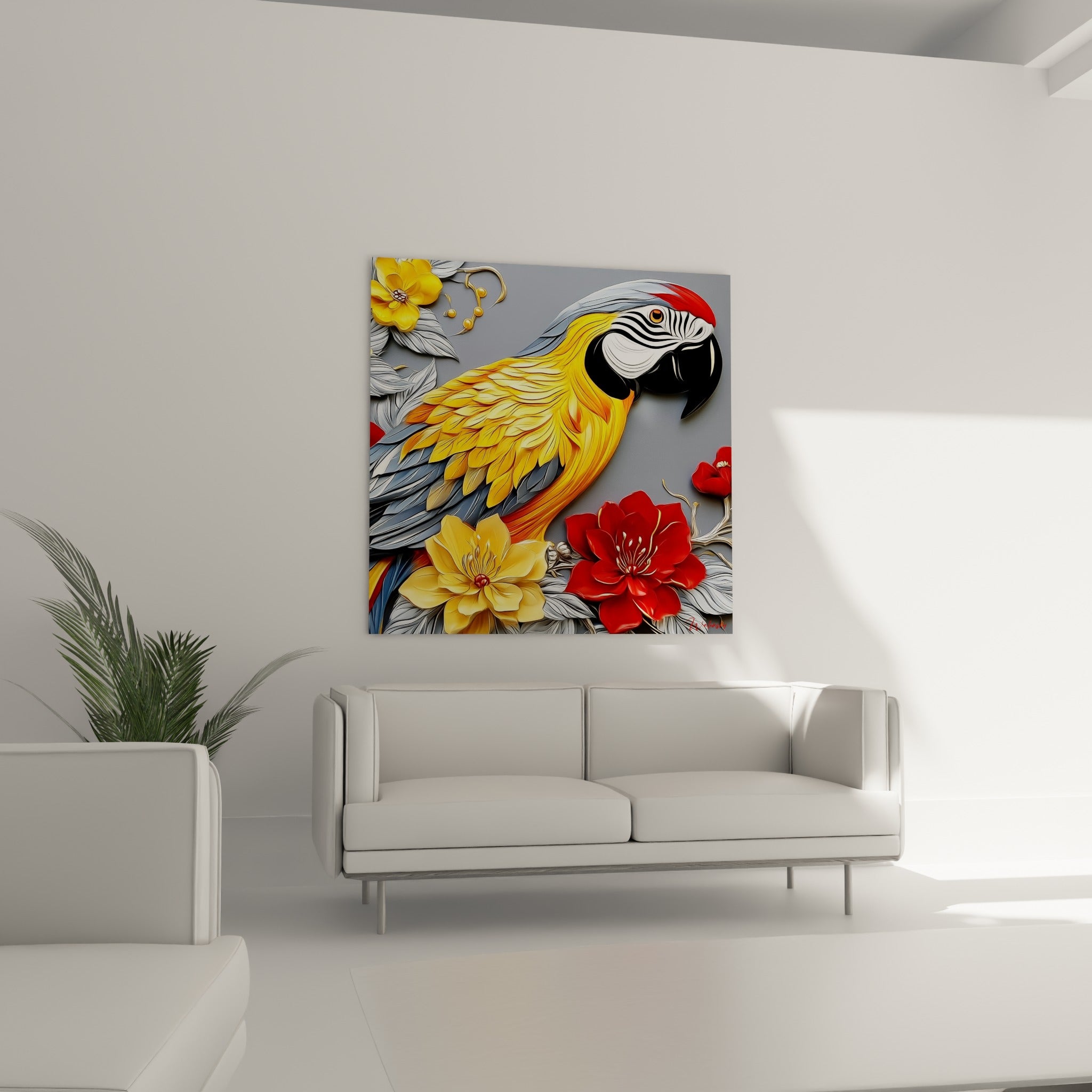 Oiseau ara doré et gris aux fleurs rouges sculptées suspendu au-dessus d'un canapé dans un salon lumineux