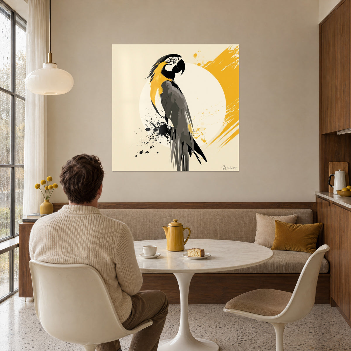 Tableau macaw stylisé, œil cerclé de blanc et traînées jaune safran, face à un homme attablé près de théières ocre, dans un séjour baigné de lumière