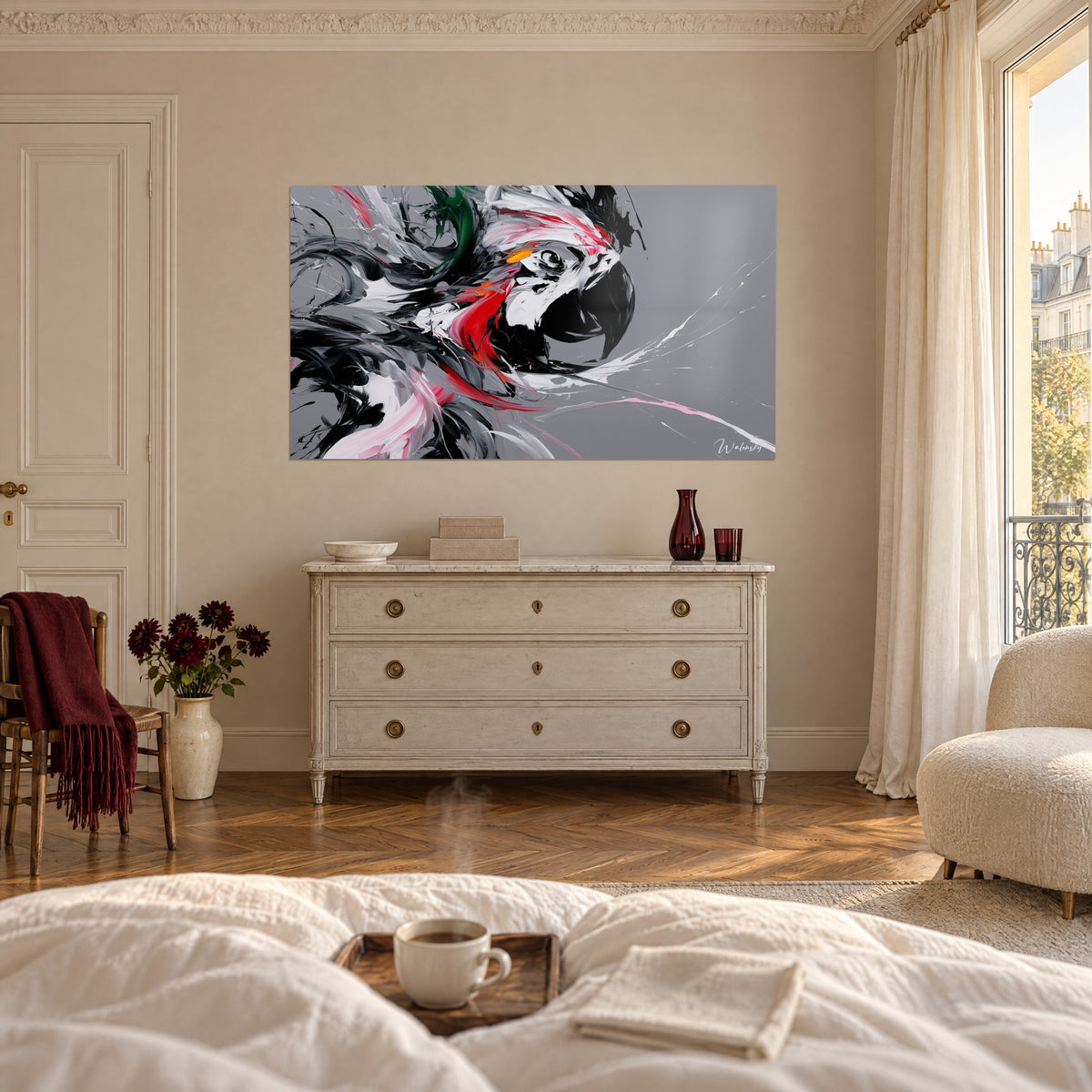 Tableau oiseau exotique peint en larges traits noirs et rouges sur gris, accroché au-dessus d'un lit dans une chambre claire