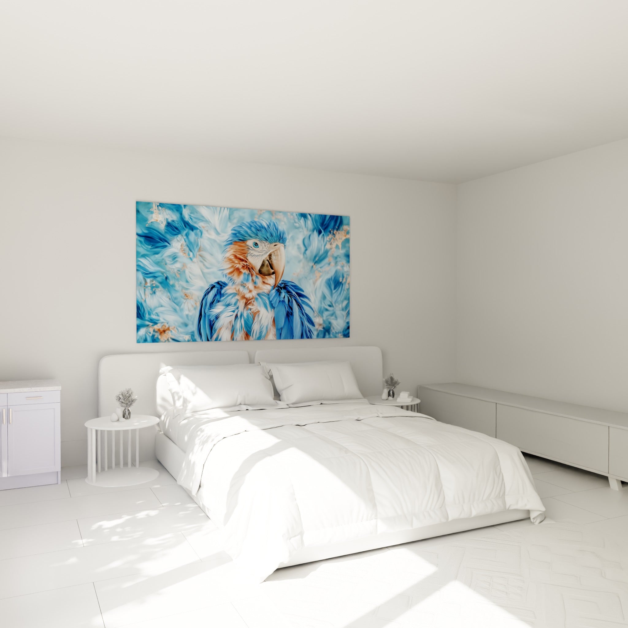 Ara aux plumes bleu pastel et orange doré, au-dessus d'un lit dans une chambre claire
