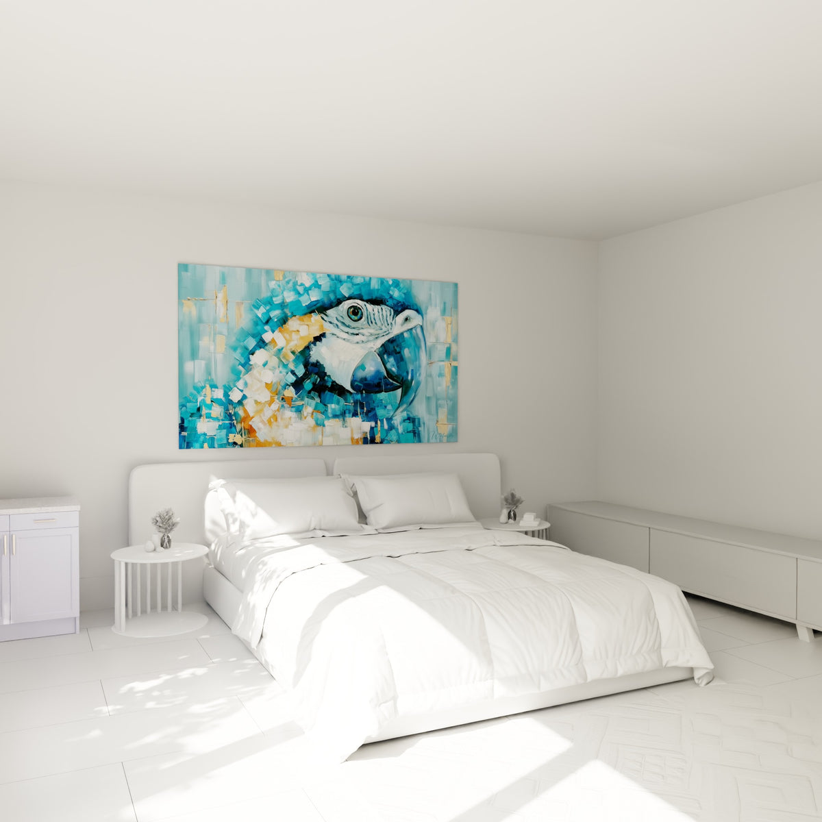 Portrait de perroquet bleu et doré aux formes texturées, accroché au-dessus d'un lit dans une chambre claire