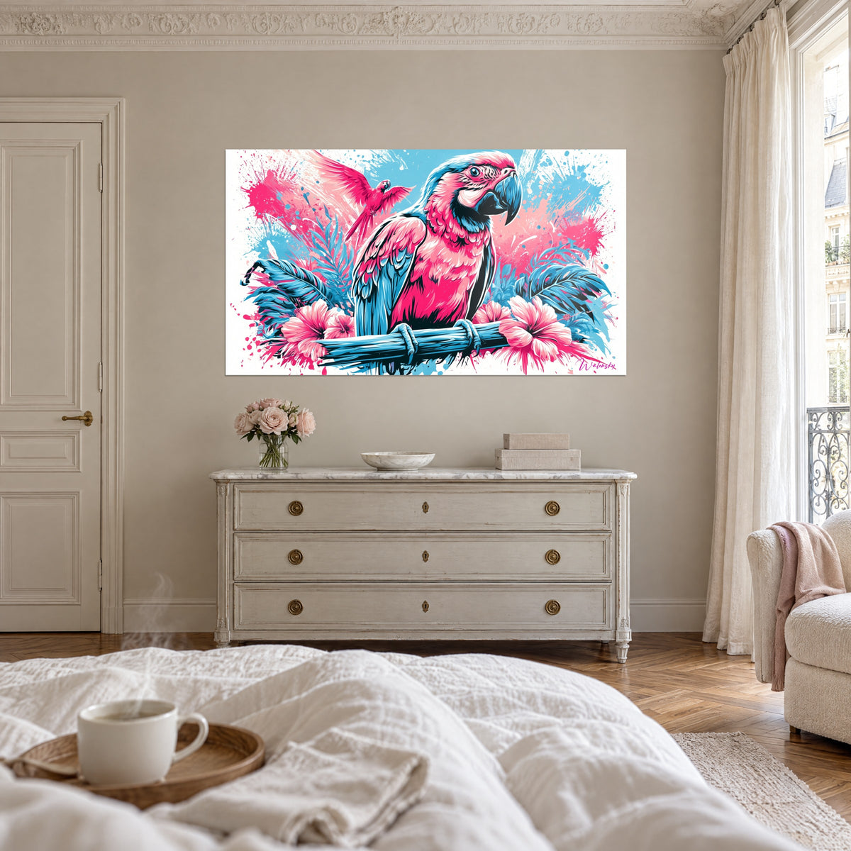 Tableau grand ara rose aux plumes bleu azur et hibiscus fleuris, petit oiseau en vol, accroché au-dessus d'un lit dans une chambre claire