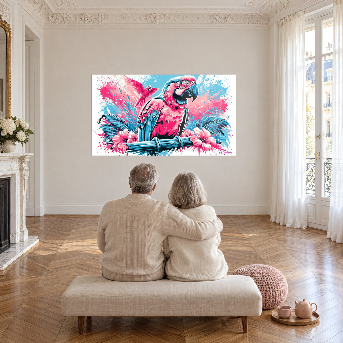 Tableau ara éclatant rose vif et bleu glacier, second oiseau aux ailes ouvertes, mur beige d'un grand salon haussmannien lumineux