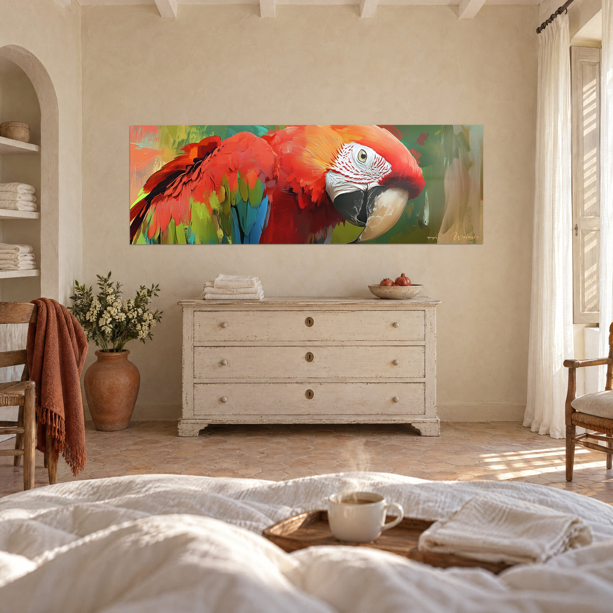 Cuadro ave exótica de plumaje coral y turquesa, ojo dorado, sobre una cama en un dormitorio luminoso
