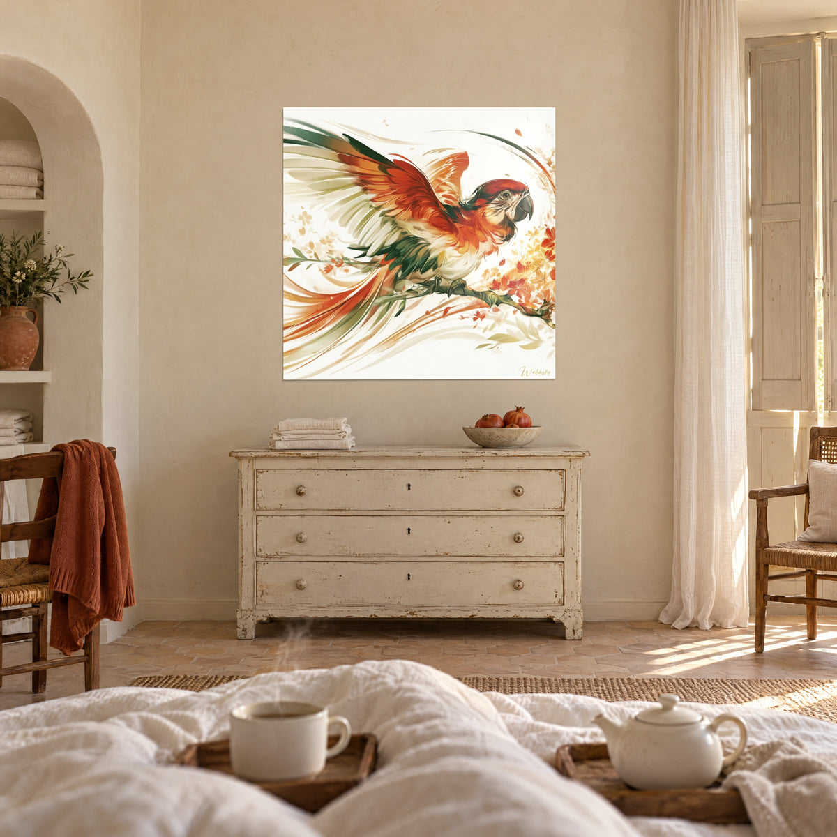 Tableau envol d'un ara flamboyant, plumes rouges et ivoire, fleurs orangées, au-dessus d'un lit dans une chambre claire