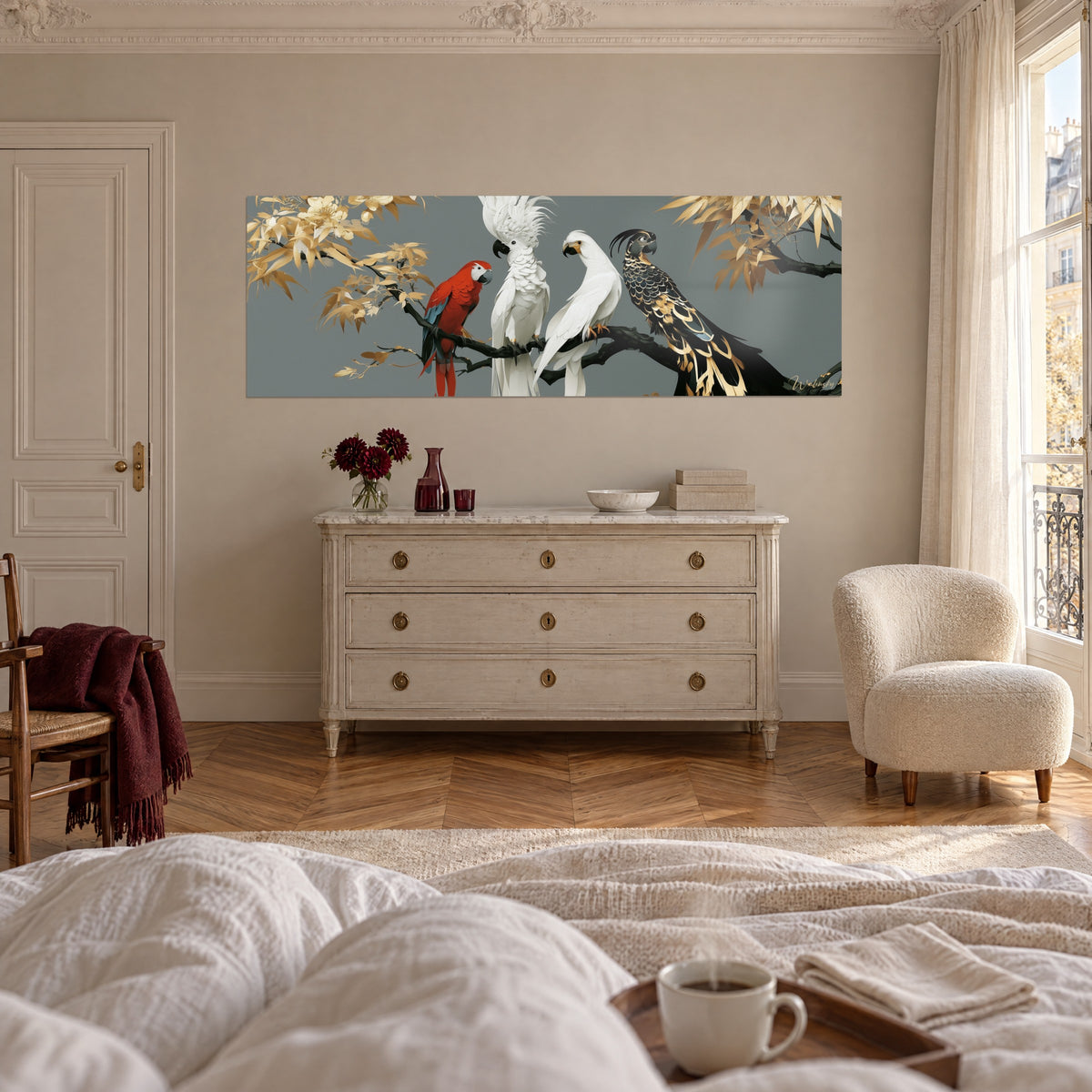 Tableau ara écarlate et cacatoès blanc sur branche sombre, fond gris, feuilles dorées, au-dessus d'un lit dans une chambre claire