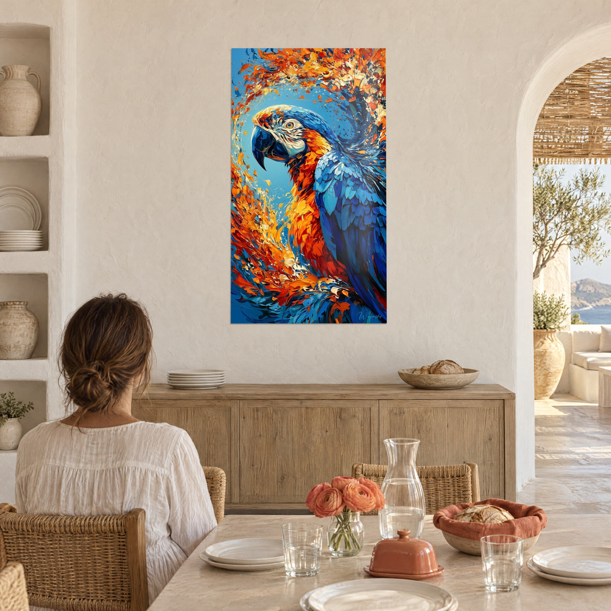Tableau ara aux écailles de plumes bleues et éclats orange safran, une femme de dos attablée près d'une arche blanche