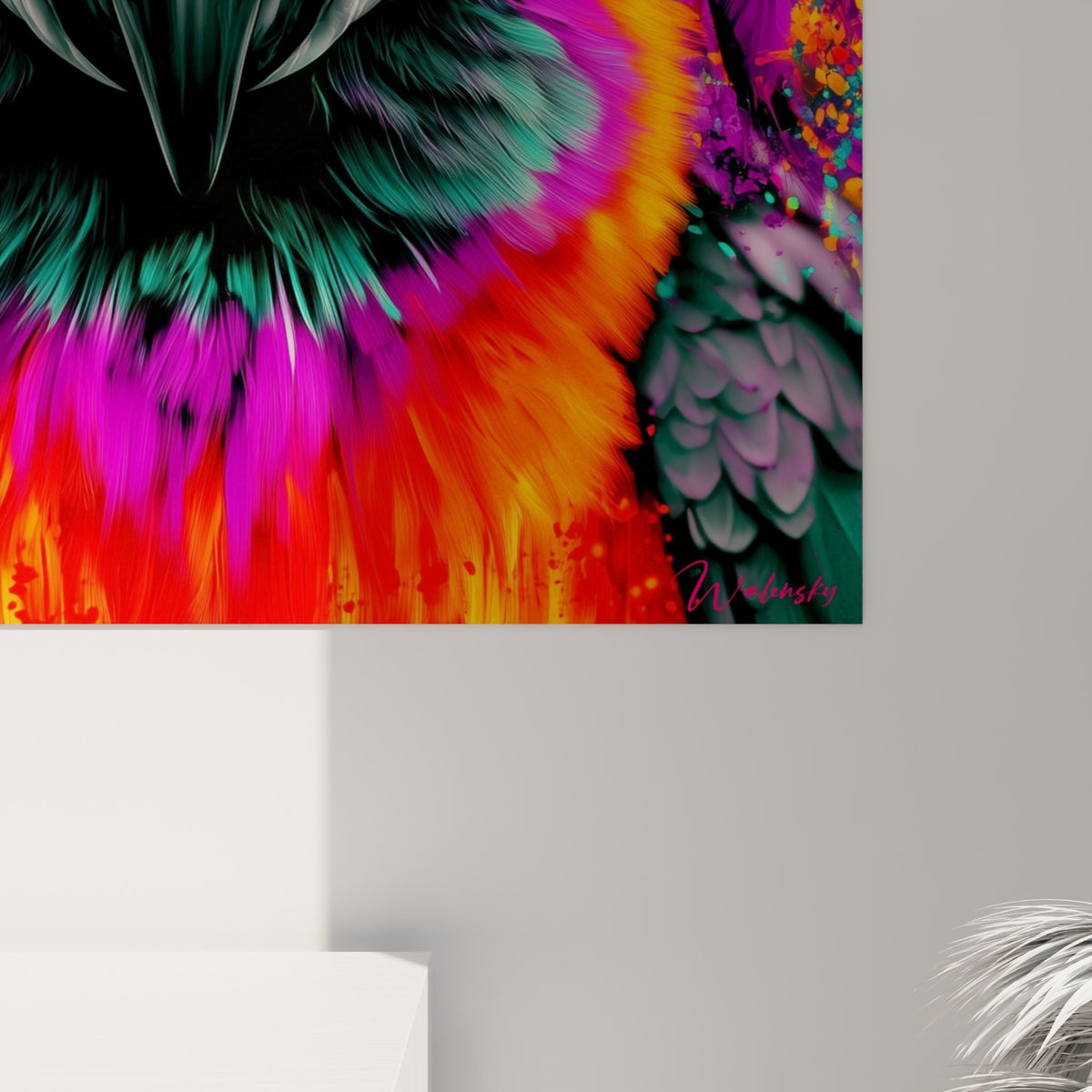 Bec anthracite texturé du perroquet, plumes orange et violettes aux nuances mêlées visibles de près
