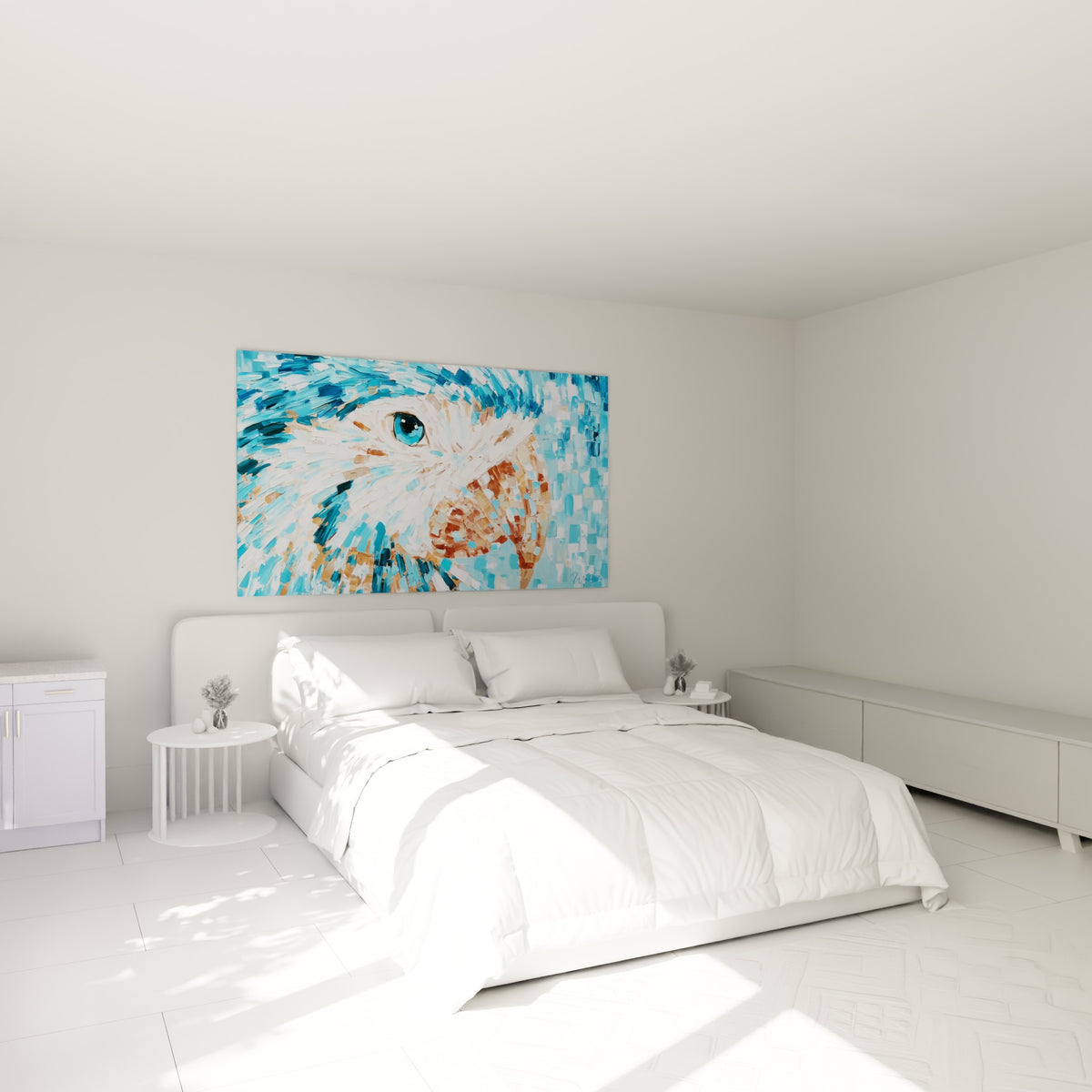 Œil bleu vif d'un perroquet turquoise et blanc surplombant un lit dans une chambre claire et épurée