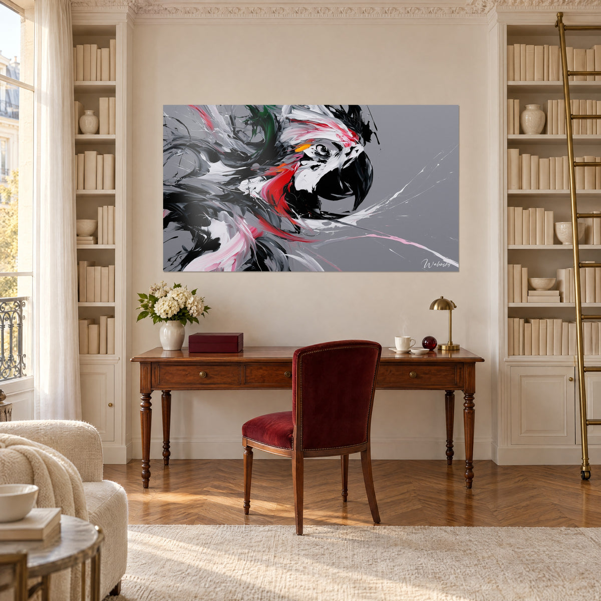 Tableau bec noir recourbé d'un ara, plumes rouges et blanches sur fond gris, au-dessus d'un bureau en bois près d'une bibliothèque