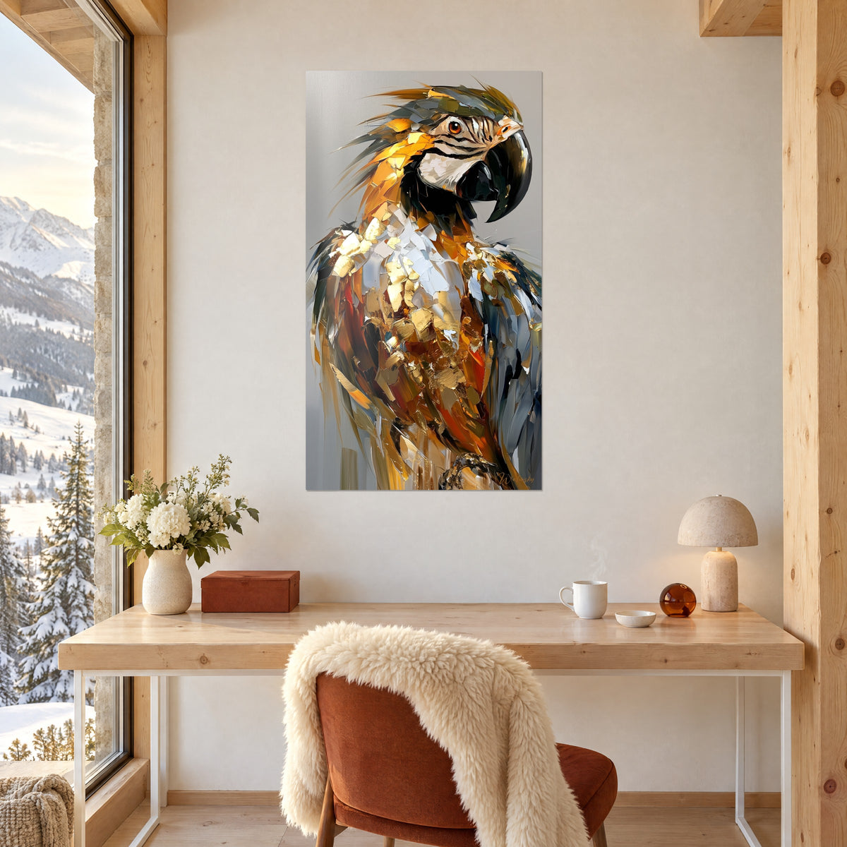 Tableau volatile exotique aux écailles de peinture dorées et blanches, bec noir courbé, mural au-dessus d'un bureau en bois clair