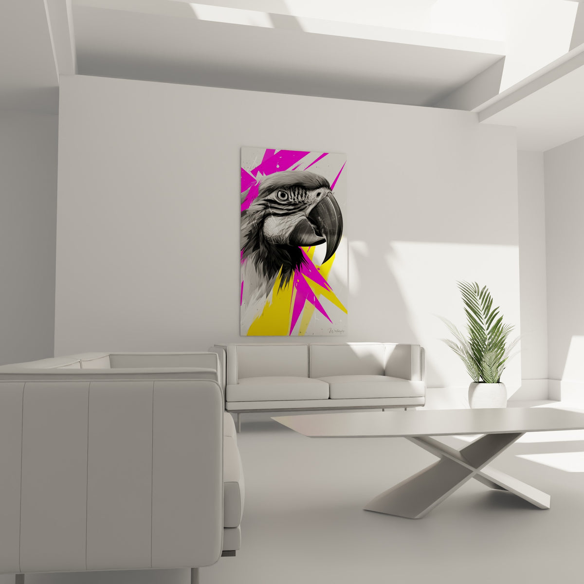 Bec noir puissant du perroquet entre jaune vif et rose fuchsia, au-dessus d'un canapé dans un salon lumineux.