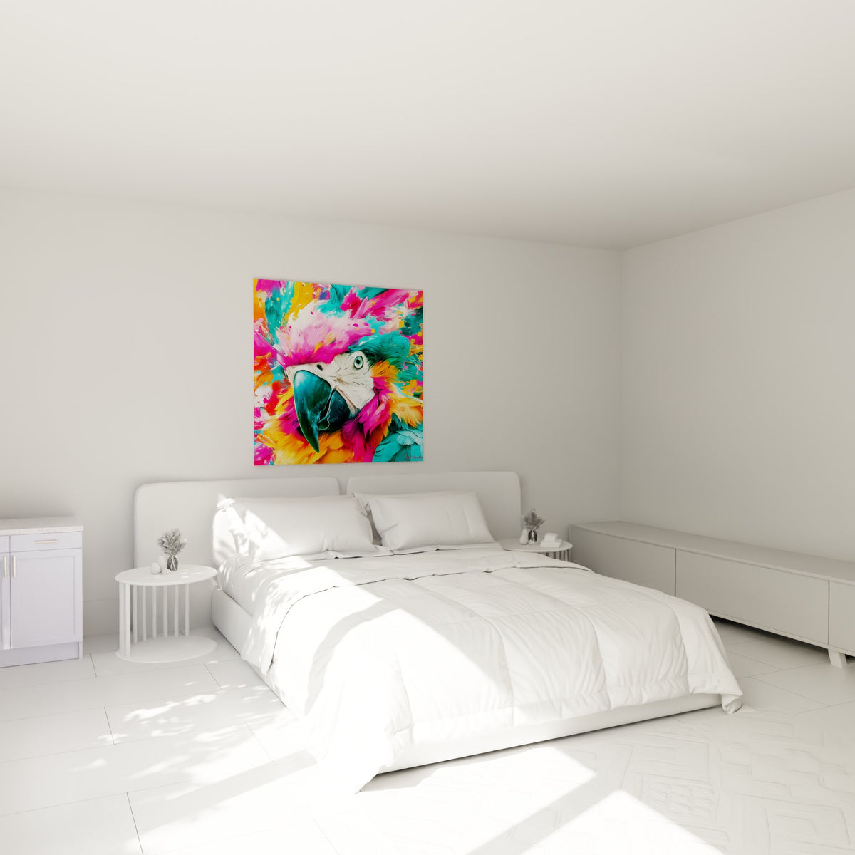 Ara aux couleurs rose vif et sarcelle éclatant accroché au-dessus d'un lit dans une chambre claire