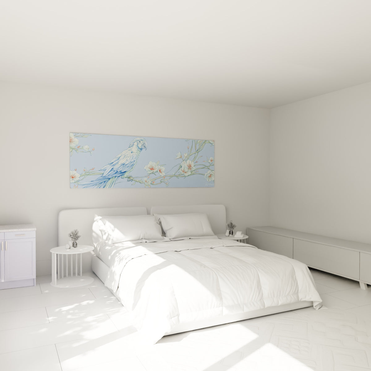 Perroquet aux plumes bleu ciel et blanches parmi des fleurs, au-dessus d'un lit dans une chambre claire