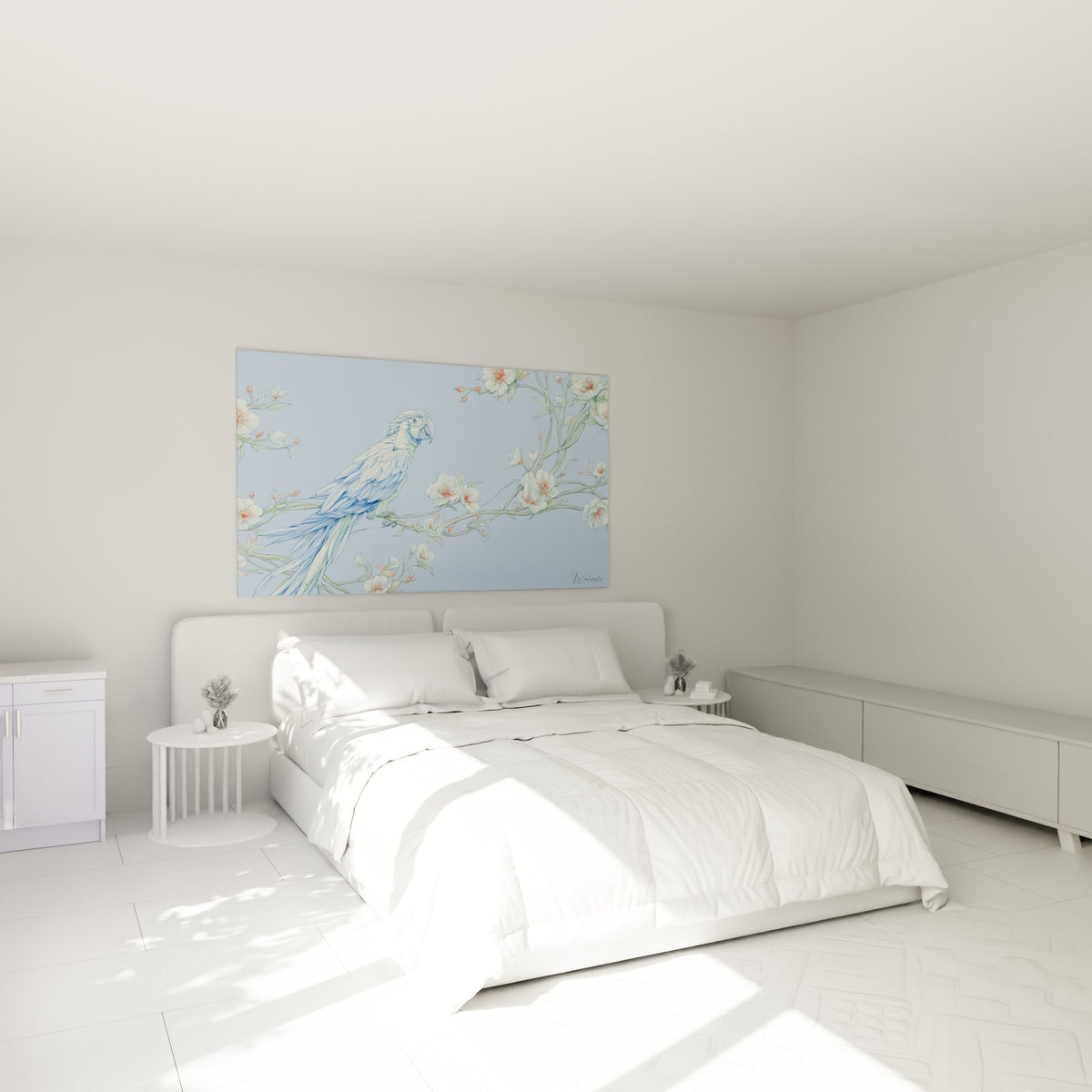 Perroquet aux teintes bleu ciel et corail accroché au-dessus d'un lit dans une chambre claire