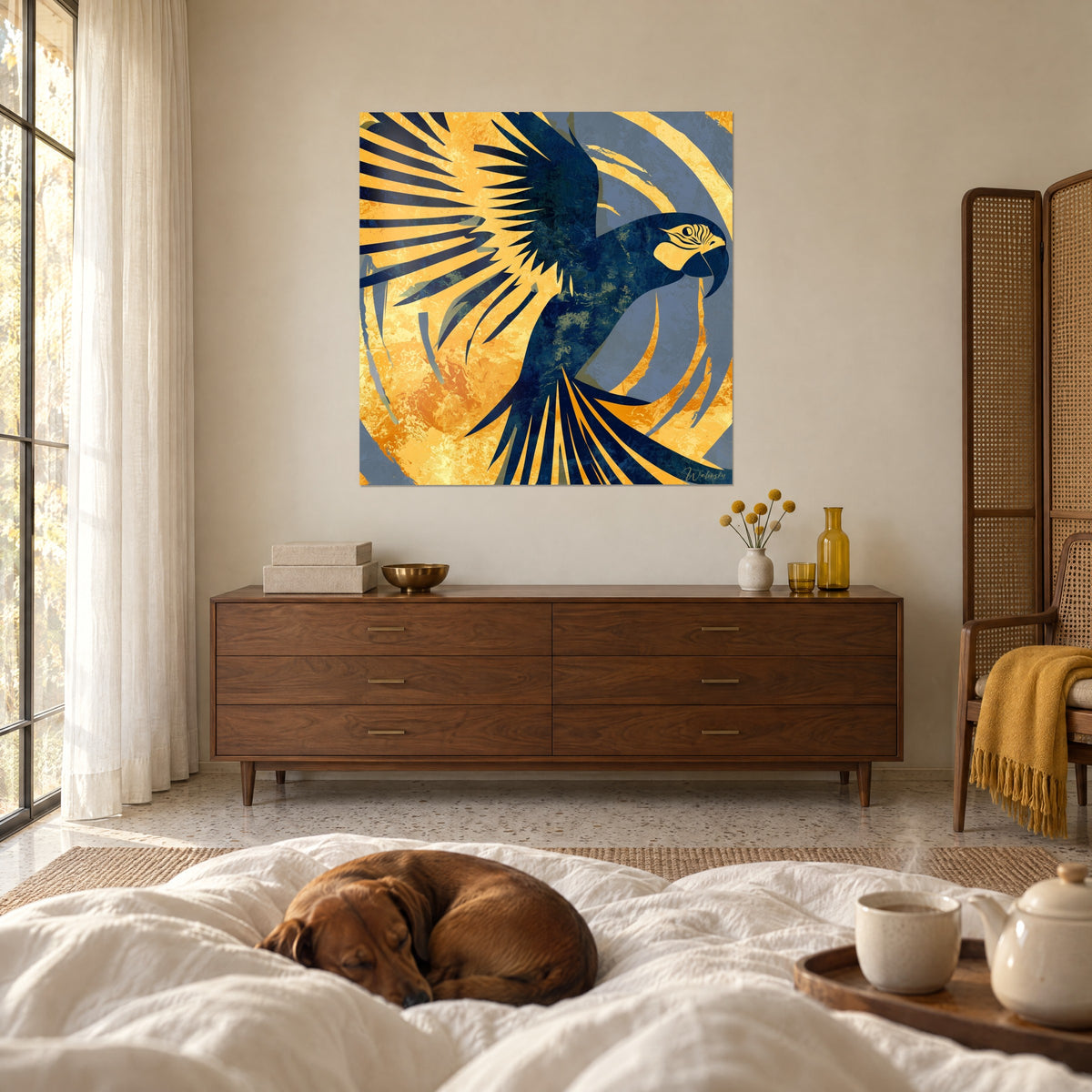 Tableau volatile majestueux en plein envol, plumes marine sur or lumineux, un teckel dort sous les draps, accroché au-dessus d'un lit dans une chambre claire