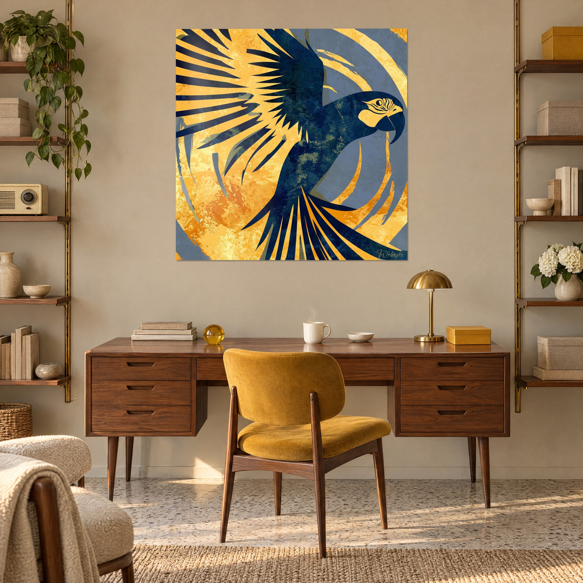 Tableau silhouette d'ara en vol, ailes marine sur spirales jaune et gris-bleu, bureau en bois et fauteuil moutarde, étagères