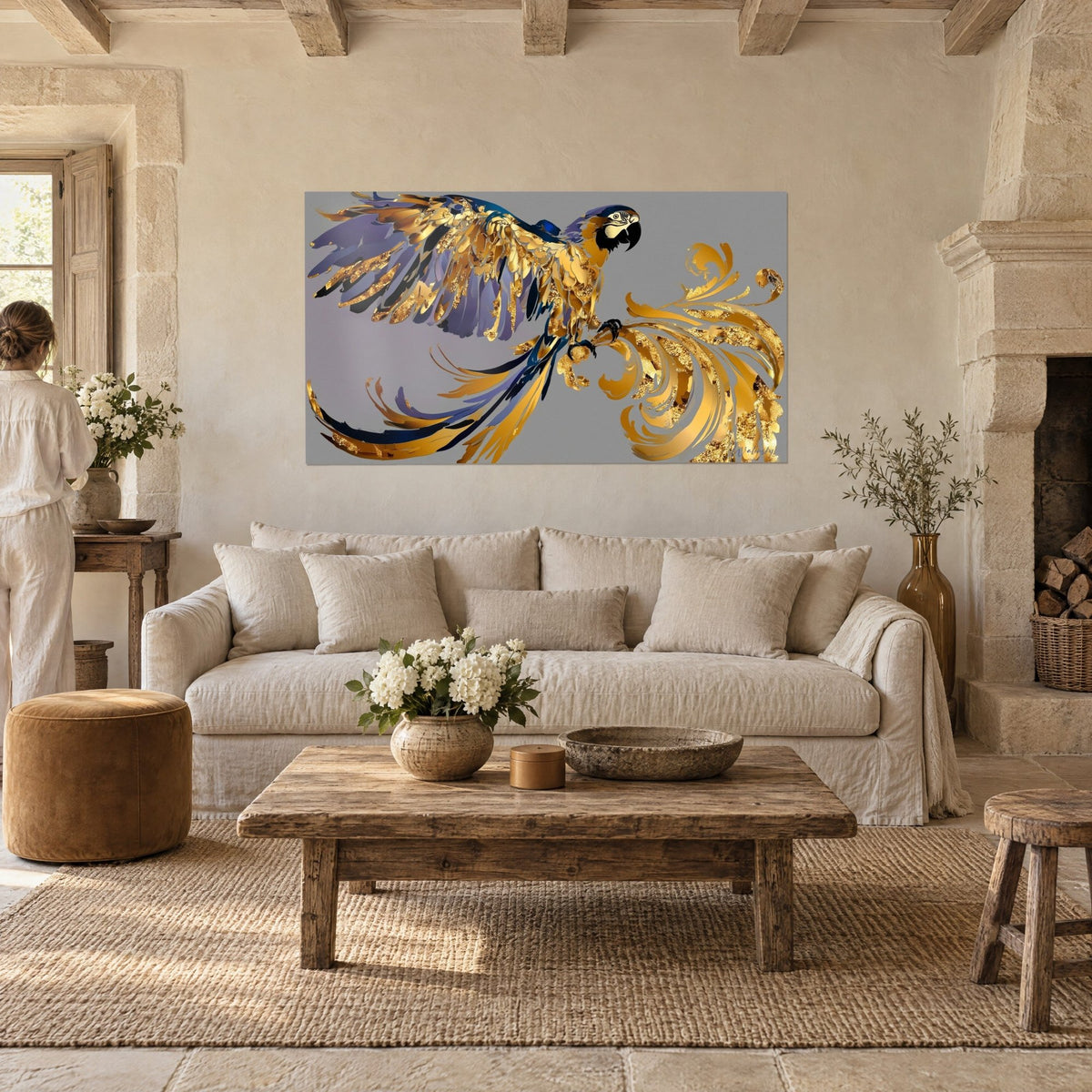 Gemälde Ara-Papagei mit ausgebreiteten Flügeln, goldene und lavendelfarbene Federn auf grauem Hintergrund, über einem Sofa in einem hellen Wohnzimmer